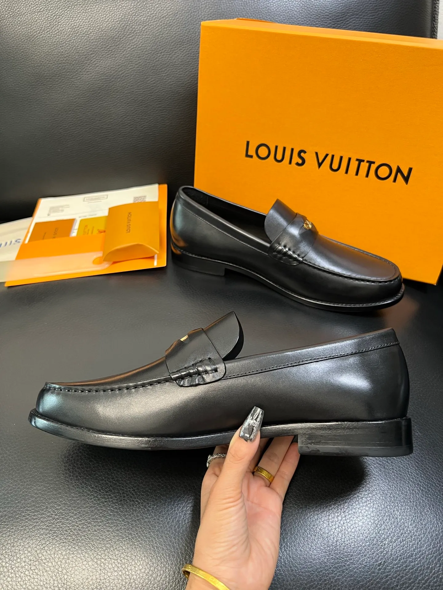Men's shoes 💰920 Lv high quality top crafts Louis Vuitton leather shoes counter synchronized with original factory configuration, uppers imported from Italy, imported water-dyed cowhide lining, soles: original genuine leather soles specially provided by the original factory, original factory and single goods, welcome to compare, code number 39-44 (customized 38 45 46)